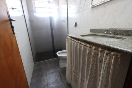 Casa para alugar com 350m², 3 quartos e 2 vagasBanheiro da Edícula