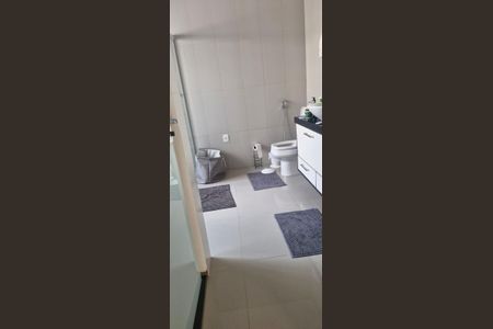 Casa de condomínio para alugar com 300m², 3 quartos e 4 vagasBanheiro