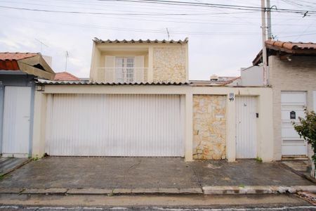 Casa à venda com 220m², 3 quartos e 2 vagasFachada