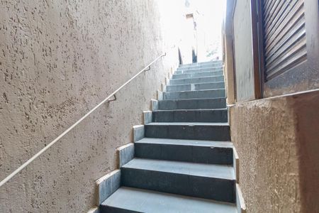 Casa para alugar com 70m², 2 quartos e sem vaga Casa para alugar com 70m², 2 quartos e sem vagaEscada