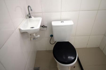 Banheiro Social de kitnet/studio para alugar com 1 quarto, 48m² em Penha Circular, Rio de Janeiro