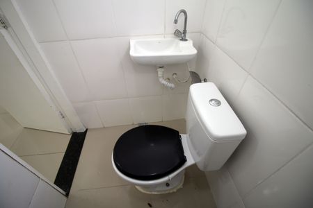 Banheiro Social de kitnet/studio para alugar com 1 quarto, 48m² em Penha Circular, Rio de Janeiro
