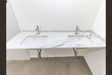 Apartamento para alugar com 260m², 4 quartos e 4 vagas Apartamento para alugar com 260m², 4 quartos e 4 vagasBanheiro da Suíte 1