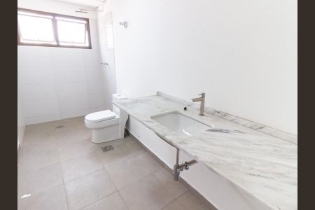 Apartamento para alugar com 260m², 4 quartos e 4 vagas Apartamento para alugar com 260m², 4 quartos e 4 vagasBanheiro da Suíte 2