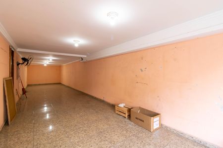 Casa à venda com 220m², 2 quartos e 4 vagas Casa à venda com 220m², 2 quartos e 4 vagasGaragem