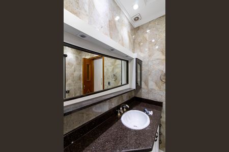 Casa à venda com 220m², 2 quartos e 4 vagas Casa à venda com 220m², 2 quartos e 4 vagasBanheiro da Suíte 1