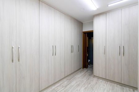 Casa à venda com 220m², 2 quartos e 4 vagas Casa à venda com 220m², 2 quartos e 4 vagasCloset da Suíte 1