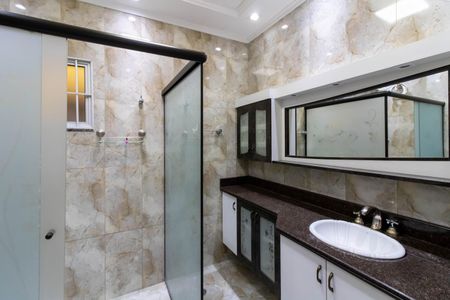 Casa à venda com 220m², 2 quartos e 4 vagas Casa à venda com 220m², 2 quartos e 4 vagasBanheiro da Suíte 1