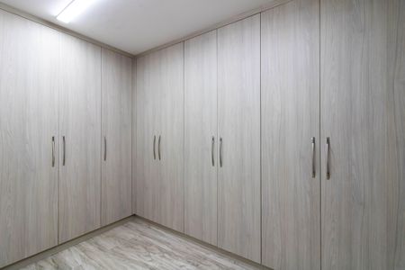 Casa à venda com 220m², 2 quartos e 4 vagas Casa à venda com 220m², 2 quartos e 4 vagasCloset da Suíte 1