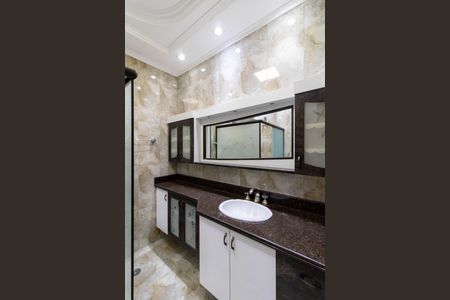 Casa à venda com 220m², 2 quartos e 4 vagas Casa à venda com 220m², 2 quartos e 4 vagasBanheiro da Suíte 1