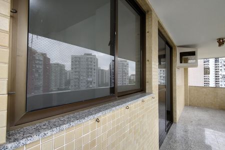 Apartamento à venda com 118m², 3 quartos e 2 vagas Apartamento à venda com 118m², 3 quartos e 2 vagasVaranda