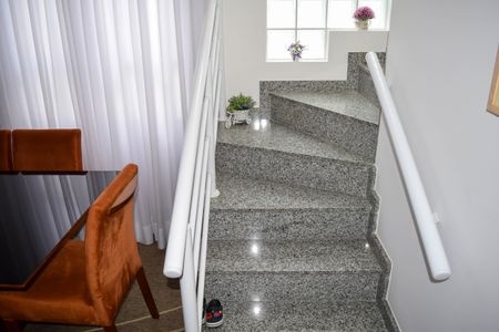 Casa à venda com 185m², 3 quartos e 5 vagasEscada