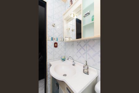 Banheiro de apartamento à venda com 1 quarto, 48m² em Azenha, Porto Alegre