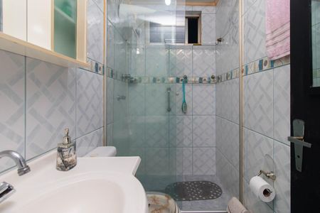 Banheiro de apartamento à venda com 1 quarto, 48m² em Azenha, Porto Alegre