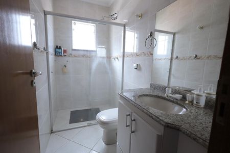 Casa à venda com 288m², 4 quartos e 5 vagasBanheiro da Suíte 1