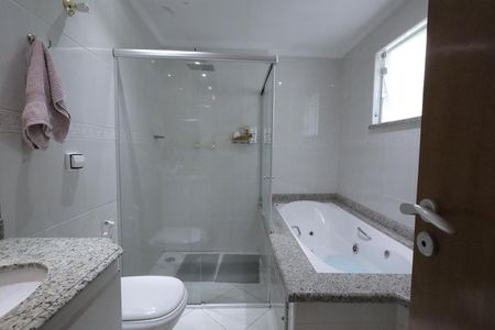 Casa à venda com 288m², 4 quartos e 5 vagasBanheiro da Suíte 2