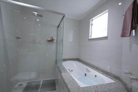 Casa à venda com 288m², 4 quartos e 5 vagasBanheiro da Suíte 2