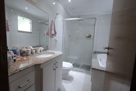 Casa à venda com 288m², 4 quartos e 5 vagasBanheiro da Suíte 2