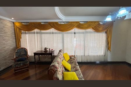 Casa à venda com 249m², 4 quartos e 3 vagas Casa à venda com 249m², 4 quartos e 3 vagasSala