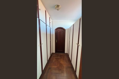 Casa à venda com 249m², 4 quartos e 3 vagas Casa à venda com 249m², 4 quartos e 3 vagasSuite Closet