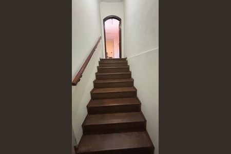 Casa à venda com 249m², 4 quartos e 3 vagas Casa à venda com 249m², 4 quartos e 3 vagasEscada