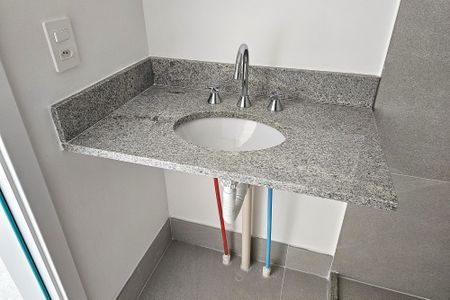 Banheiro  de kitnet/studio à venda com 1 quarto, 35m² em Passo D’areia, Porto Alegre