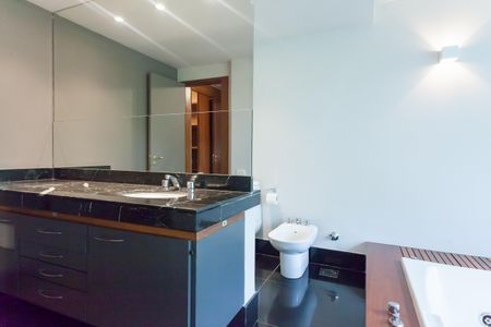 Casa de condomínio à venda com 553m², 3 quartos e 5 vagasBanheiro da Suíte