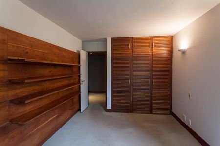 Casa de condomínio à venda com 553m², 3 quartos e 5 vagasquarto 2