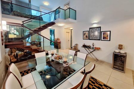 Casa de condomínio à venda com 300m², 3 quartos e 3 vagas Casa de condomínio à venda com 300m², 3 quartos e 3 vagasSala