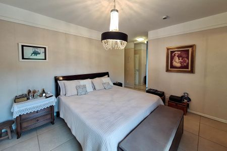 Casa de condomínio à venda com 300m², 3 quartos e 3 vagas Casa de condomínio à venda com 300m², 3 quartos e 3 vagasSuíte 1