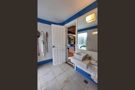 Casa de condomínio à venda com 300m², 3 quartos e 3 vagas Casa de condomínio à venda com 300m², 3 quartos e 3 vagasBanheiro 2