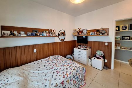 Casa de condomínio à venda com 300m², 3 quartos e 3 vagas Casa de condomínio à venda com 300m², 3 quartos e 3 vagasQuarto 2