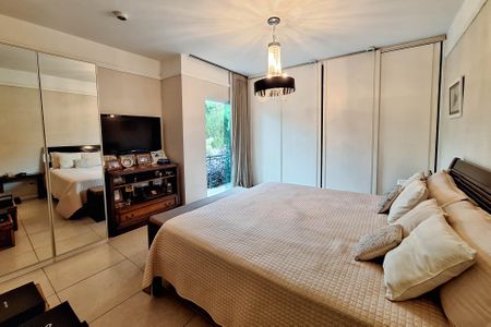 Casa de condomínio à venda com 300m², 3 quartos e 3 vagas Casa de condomínio à venda com 300m², 3 quartos e 3 vagasSuíte 1