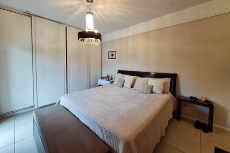 Casa de condomínio à venda com 300m², 3 quartos e 3 vagas Casa de condomínio à venda com 300m², 3 quartos e 3 vagasSuíte 1