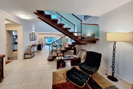 Casa de condomínio à venda com 300m², 3 quartos e 3 vagas Casa de condomínio à venda com 300m², 3 quartos e 3 vagasSala