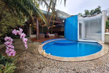 Casa de condomínio à venda com 300m², 3 quartos e 3 vagas Casa de condomínio à venda com 300m², 3 quartos e 3 vagasQuintal