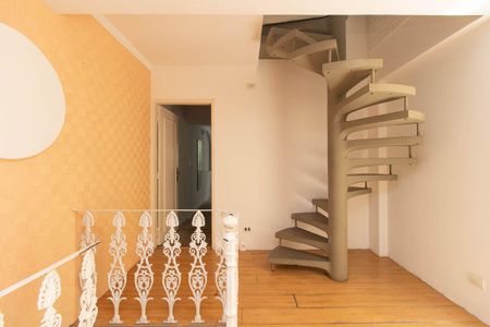 Casa para alugar com 399m², 4 quartos e 3 vagas Casa para alugar com 399m², 4 quartos e 3 vagasEscada