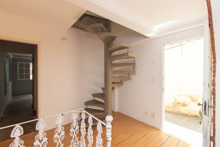 Casa para alugar com 399m², 4 quartos e 3 vagas Casa para alugar com 399m², 4 quartos e 3 vagasEscada