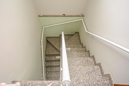 Casa à venda com 129m², 2 quartos e 2 vagasEscada