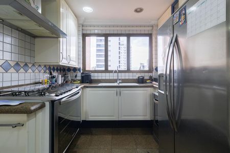 Apartamento à venda com 230m², 4 quartos e 4 vagas Apartamento à venda com 230m², 4 quartos e 4 vagasCozinha