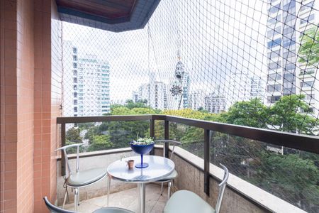 Apartamento à venda com 230m², 4 quartos e 4 vagas Apartamento à venda com 230m², 4 quartos e 4 vagasVaranda da Sala