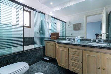 Apartamento à venda com 230m², 4 quartos e 4 vagas Apartamento à venda com 230m², 4 quartos e 4 vagasBanheiro da Suíte 1