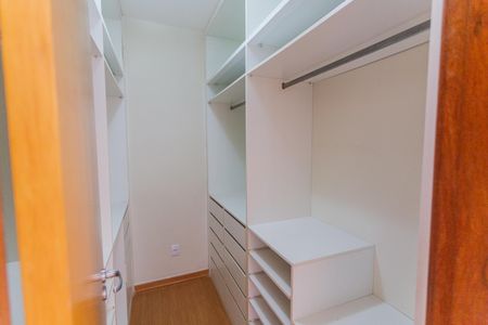 Apartamento à venda com 175m², 4 quartos e 4 vagasCloset da Suíte 1