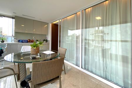 Apartamento à venda com 160m², 4 quartos e 4 vagasVaranda da Sala