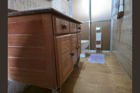 Casa à venda com 255m², 5 quartos e 5 vagasCasa 01 / Banheiro Social 