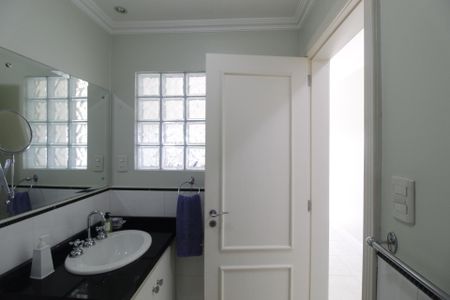 Casa para alugar com 990m², 6 quartos e 8 vagasBanheiro da Suíte 1