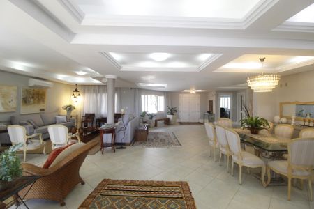 Casa para alugar com 990m², 6 quartos e 8 vagasSala