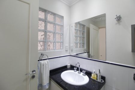 Casa para alugar com 990m², 6 quartos e 8 vagasBanheiro da Suíte 2