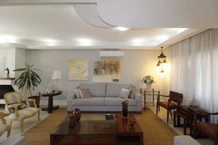 Casa para alugar com 990m², 6 quartos e 8 vagasSala