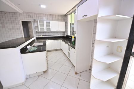 Casa para alugar com 515m², 4 quartos e 7 vagasCozinha